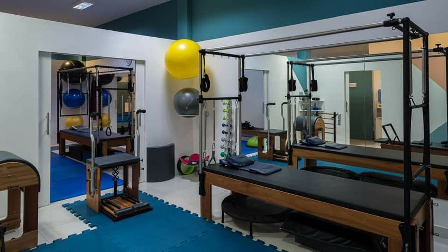 Salão do estúdio com equipamentos de pilates